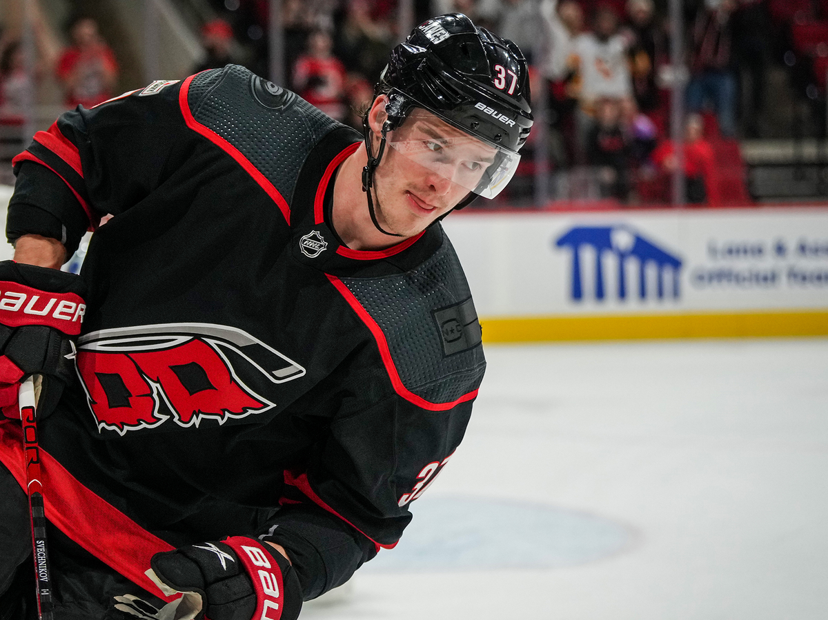    Хоккеист "Каролины Харрикейнз" Андрей Свечников | © Фото : nhl.com/hurricanes