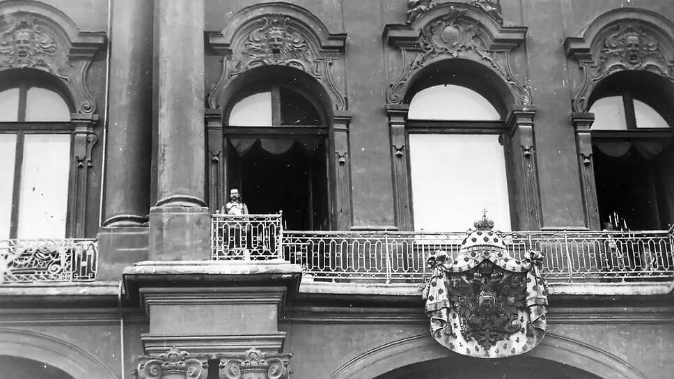 Николай II на балконе Зимнего дворца перед провозглашением манифеста о вступлении России в войну с Германией.📷Фото: ателье Карла Буллы / Wikimedia Commons