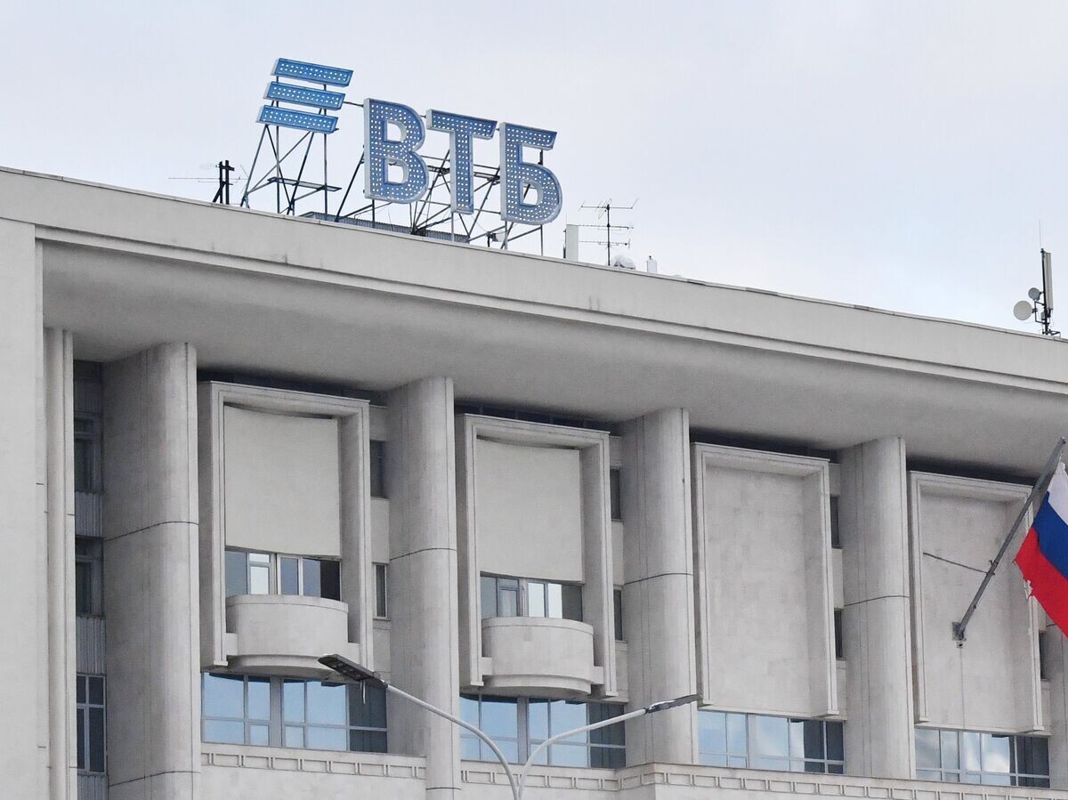   Вывеска ВТБ на здании в Москве.© РИА Новости . Наталья Селиверстова