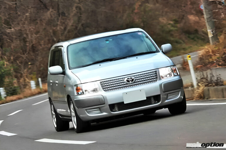 Внешне машина косит под обычную пассажирскую версию: бамперы и молдинги выкрашены в цвет кузова (в стиле заводской комплектации Color Edition). Настоящий слипер!