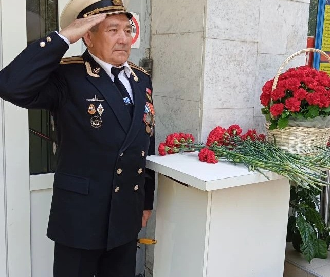 Веха памяти Главкому ВМФ В. Н. Чернавину в г. Ульяновске
