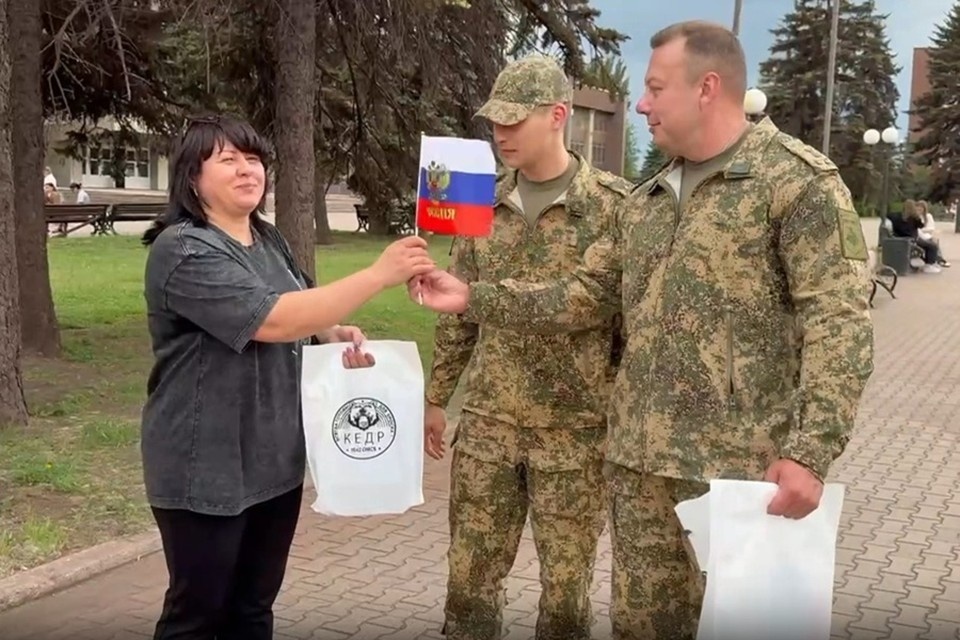    Бойцы ВС РФ поздравили жителей ДНР с Днем России. Фото: Минобороны России