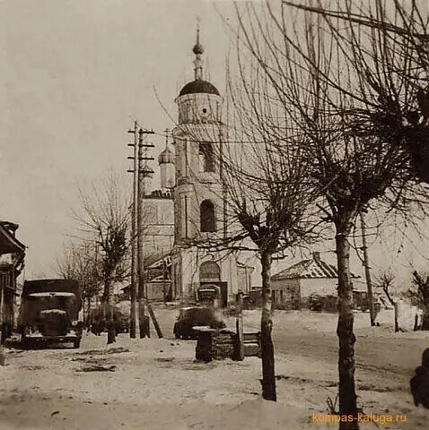 Церковь Бориса и Глеба. 1 октября 1941 года. Спустя несколько дней город оккупируют немцы. В храм будут сгонять мирное население- женщин, детей, стариков. Почти все они погибнут от голода и холода.
У южной стены храма стоят два памятных креста в память о той трагедии.