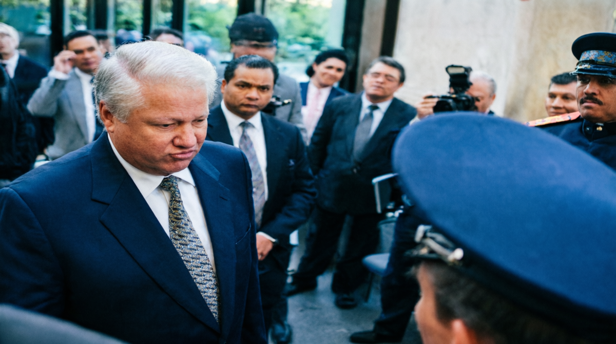 Президенту Ельцину вручает икону атама Ратиев В.Н. накануне Указа о казачестве