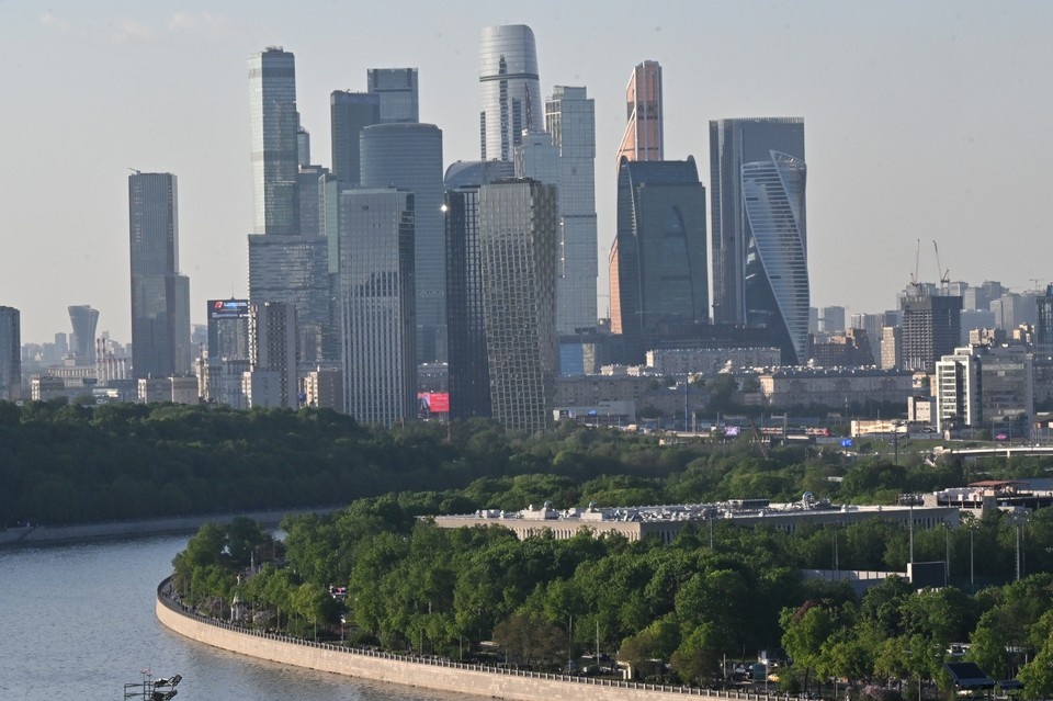    Экстремальный парашютный прыжок ко Дню России прошел в Москве Владимир ВЕЛЕНГУРИН