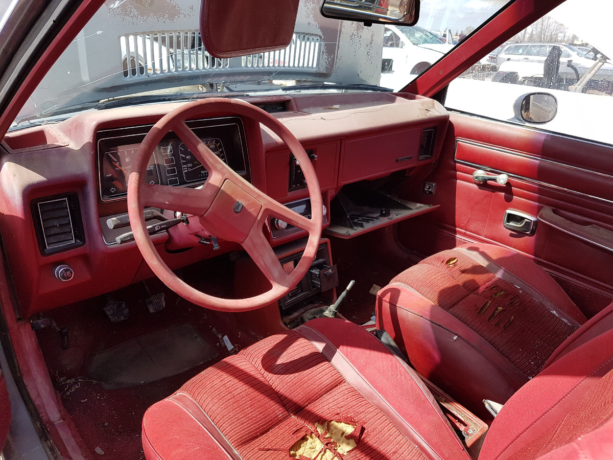 Интерьер Ford Escort 1981 года.