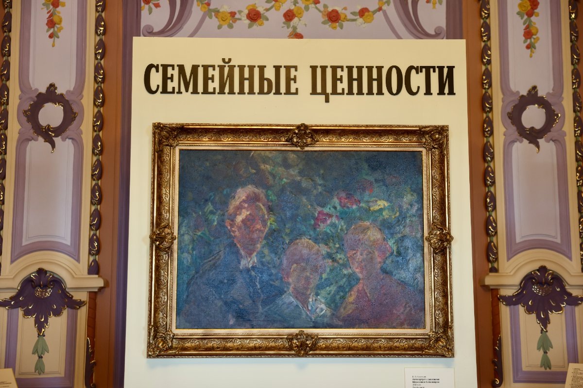    В Усадьбе Рукавишниковых открылась выставка реликвий Кузнецовых