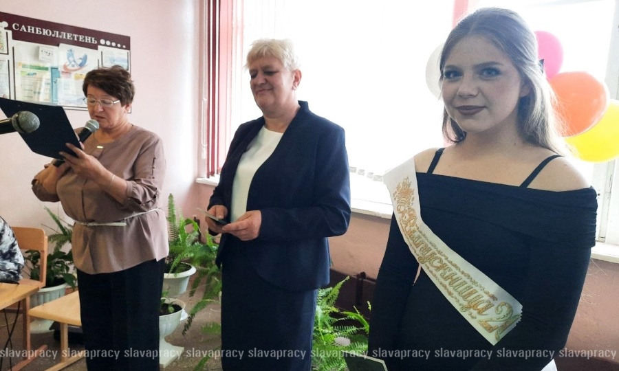 Школьная страница перевернута: в Слободокучинской школе поздравили девятиклассников