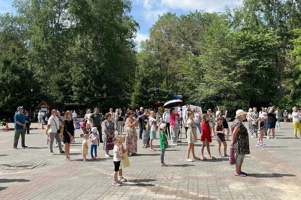    Концерт собрал сотни зрителей. Анастасия ТОЛСТОНОГОВА
