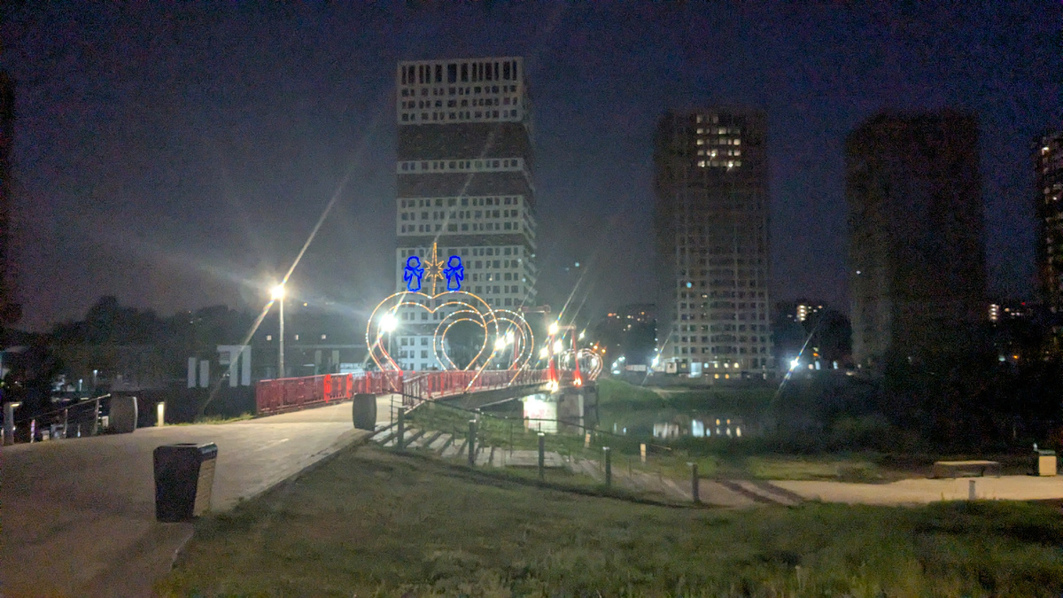 Пешеходный мост через Серебрянку ночью. Фото автора.