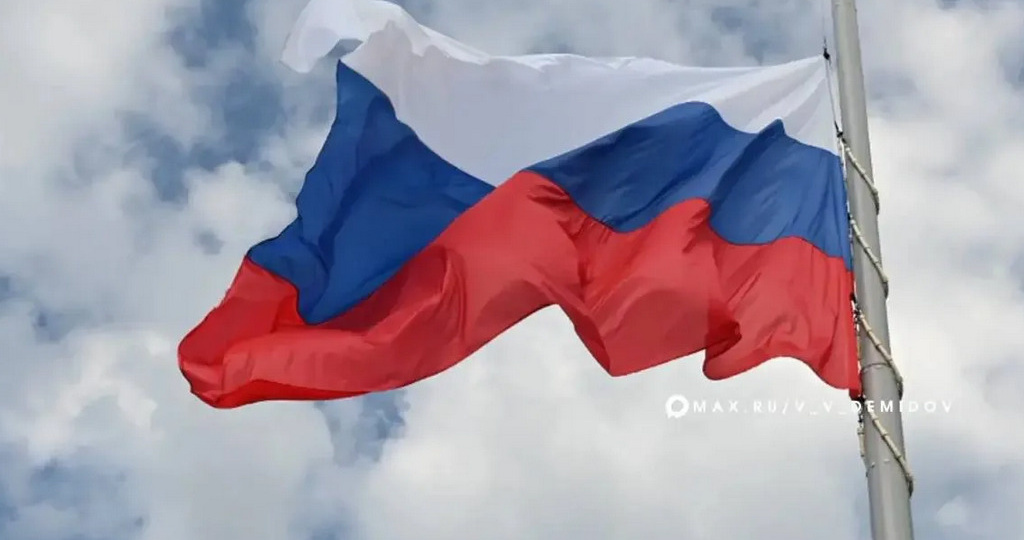 В День России над Белгородом подняли государственный флаг