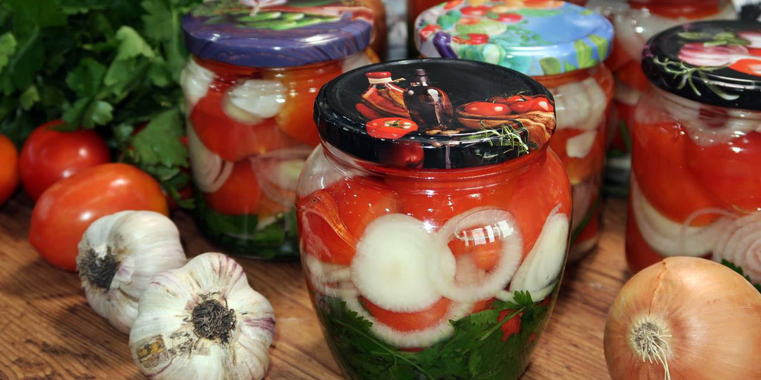 Маринованные помидоры дольками с луком и маслом на зиму
