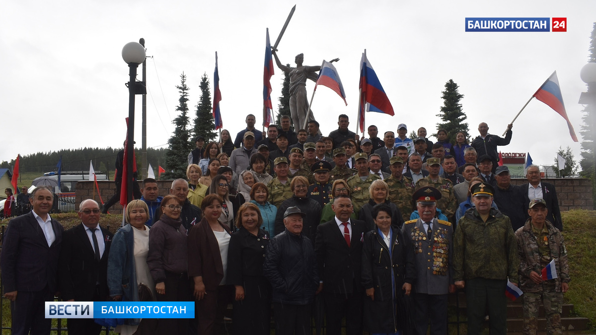    В Абзелиловском районе Башкирии установили шестиметровую копию монумента «Родина-мать зовёт!»
