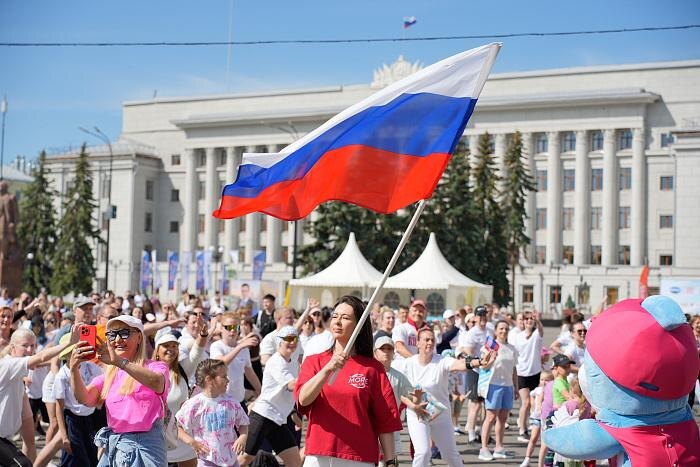 Зарядка в День России. Видео © Пресс-служба правительства Кировской области
