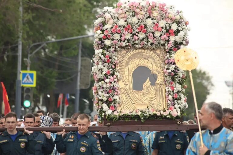 В Оренбурге прошёл традиционный крестный ход с Табынской иконой Божией Матери