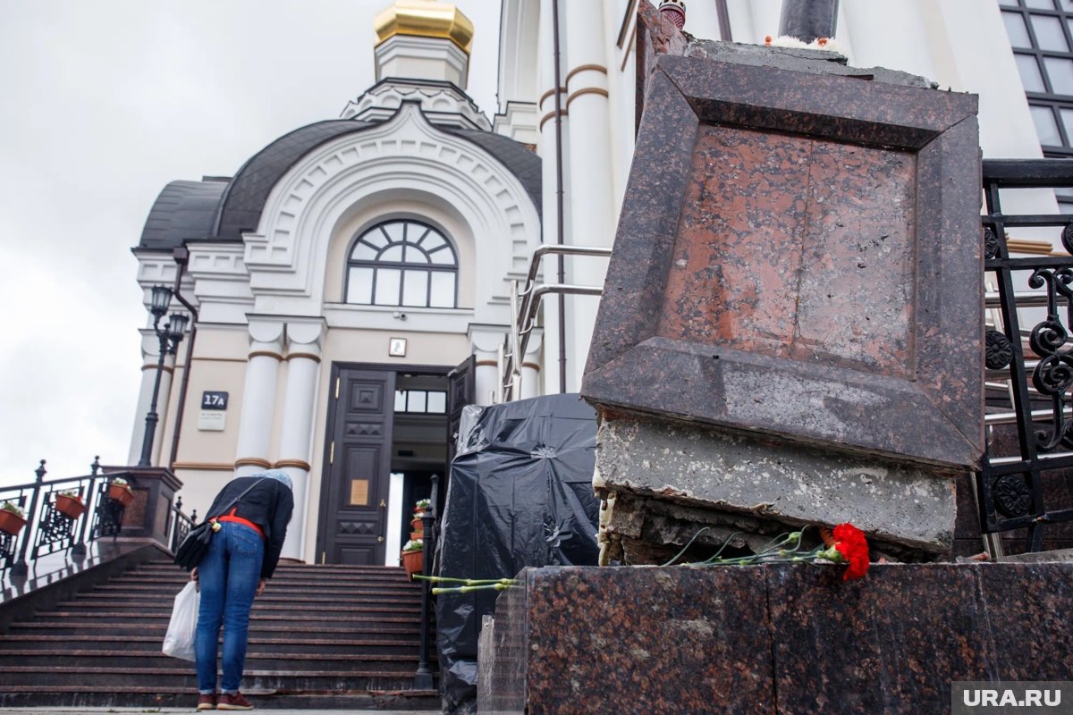     К месту трагедии горожане несут цветы