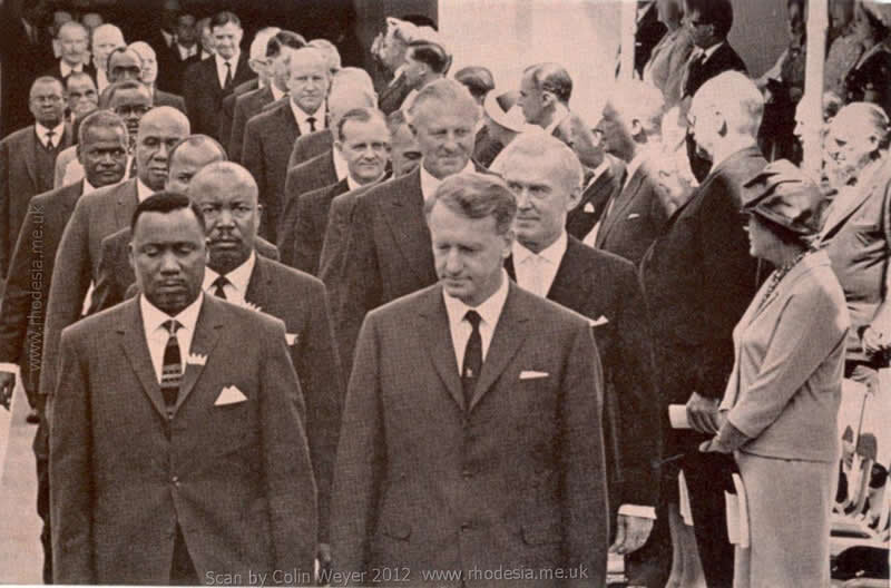 Церемония открытия парламента 1967 год. Члены правительства и оппозиции входят в палаты парламента по парам. Во главе с премьер-министром Яном Смитом и лидером оппозиции Перси Мкду.