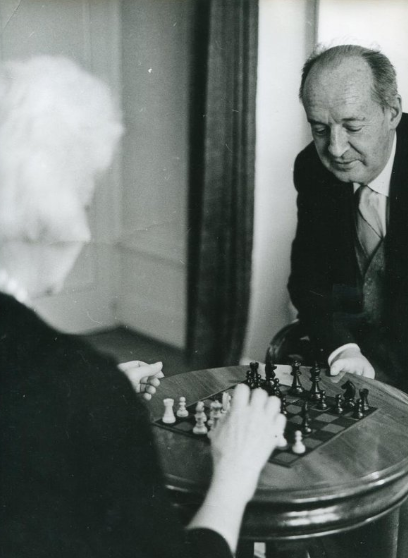 Владимир Владимирович Набоков с женой Верой Евсеевной за шахматами, 1970 год, Институт русской литературы Российской академии наук, Санкт-Петербург © Public domain