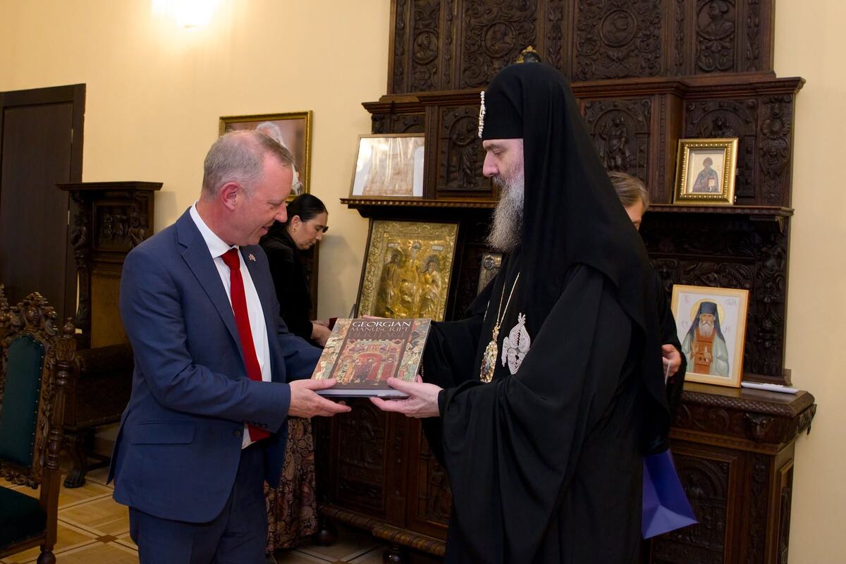 Католикос-Патриарх всея Грузии Шио III и посол Великобритании и Северной Ирландии в Грузии Гарет Уорд.