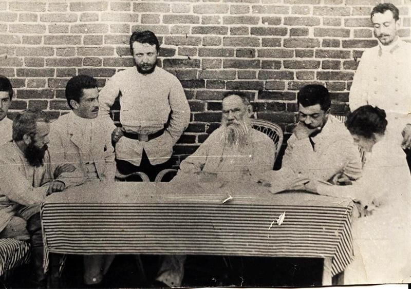 Лев Толстой с помощниками во время работы в столовых для голодающих, 1891–92.