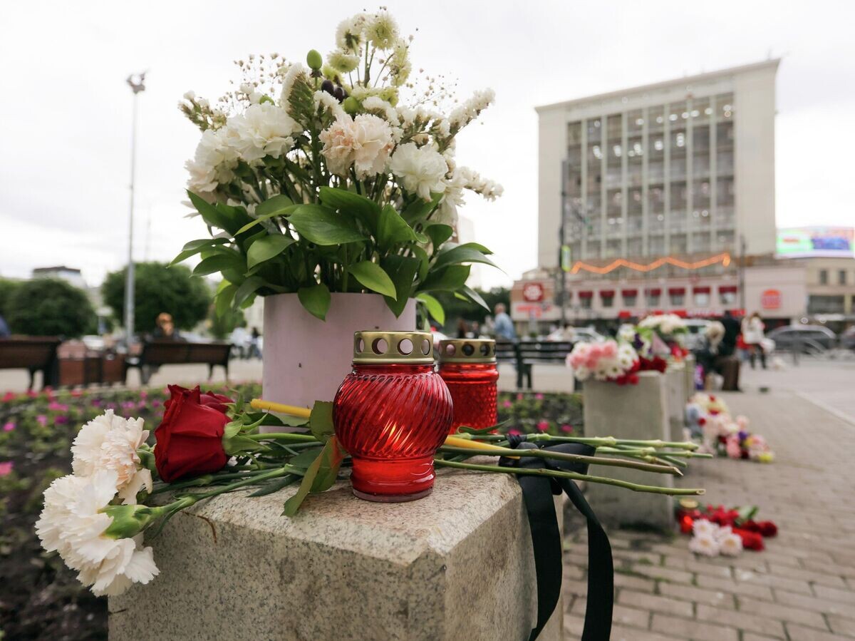    Стихийный мемориал на месте трагедии с маршруткой, в которой погибли люди, у храма Большой Златоуст в Екатеринбурге | © РИА Новости / Ирина Семенова