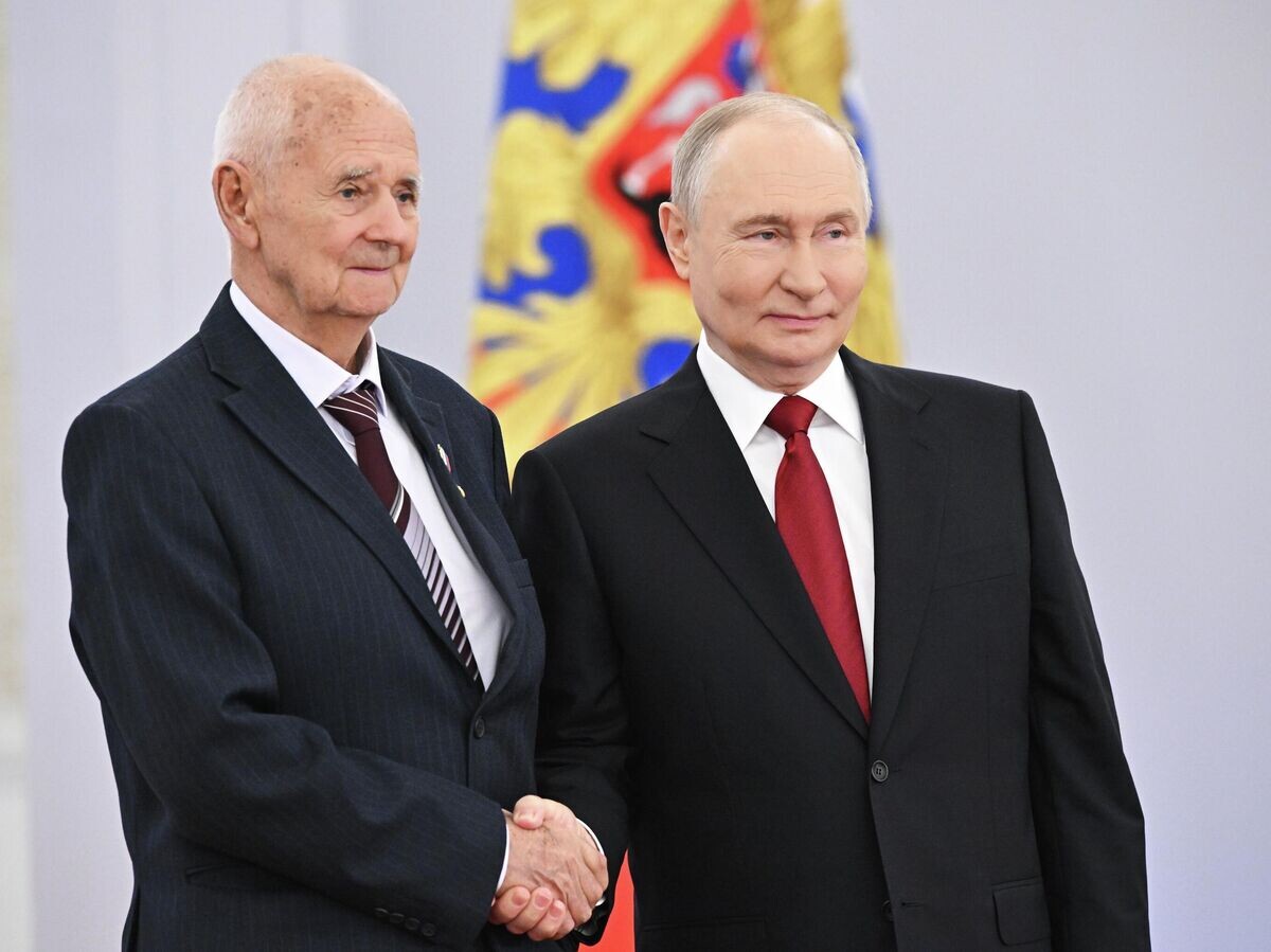    Президент РФ Владимир Путин и начальник сектора Центрального научно-исследовательского института точного машиностроения Петр Сердюков, удостоенный звания Героя Труда РФ | © РИА Новости / Сергей Бобылев