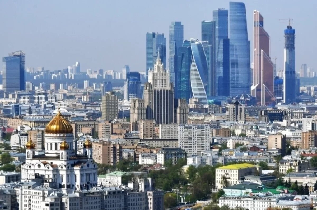    Спортсмен прыгнул с парашютом с башни в «Москва-Сити» ко Дню России