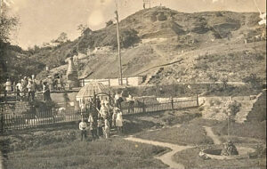 Семья Поповых на фоне источника минеральной воды в ст. Аксайской. 1928 год. РОМК КП 234 484. / ФОТО из архива музея Администратор  📷
