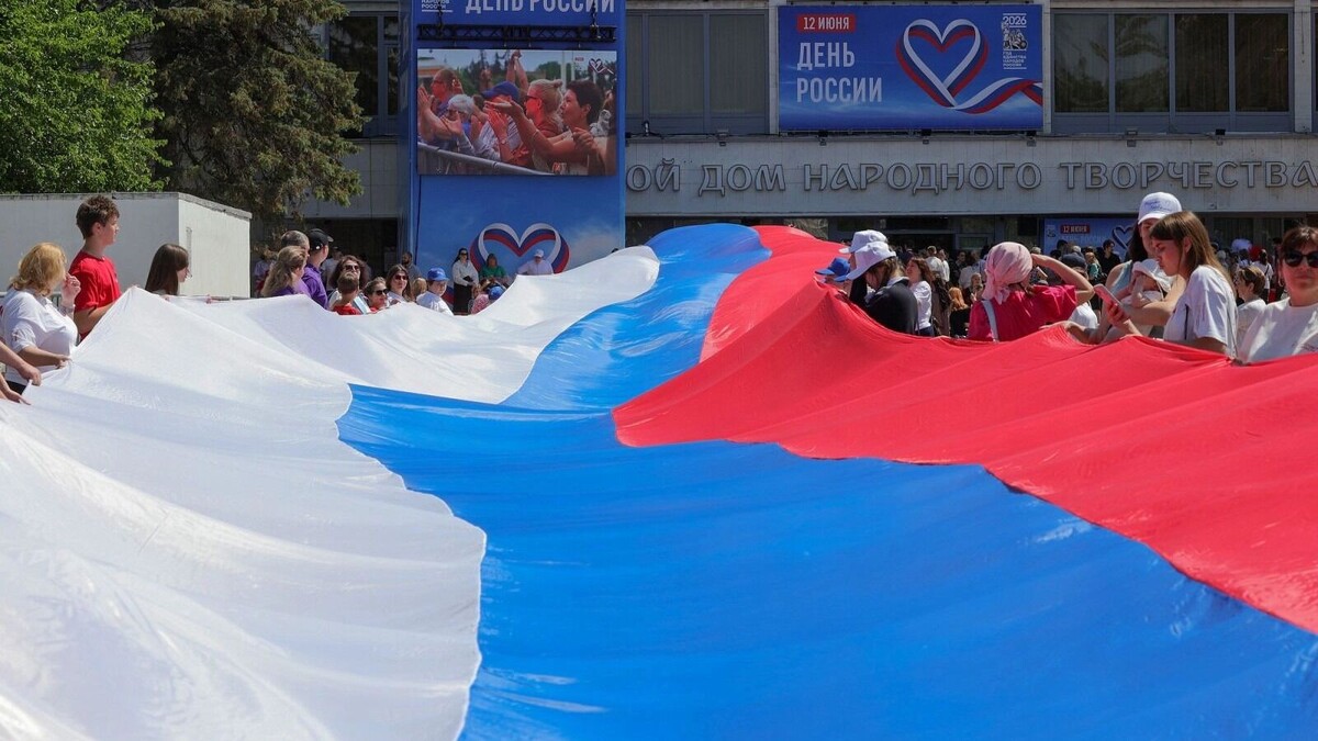   В Ростове-на-Дону развернули пятидесятиметровый триколор в День России   Правительство Ростовской области