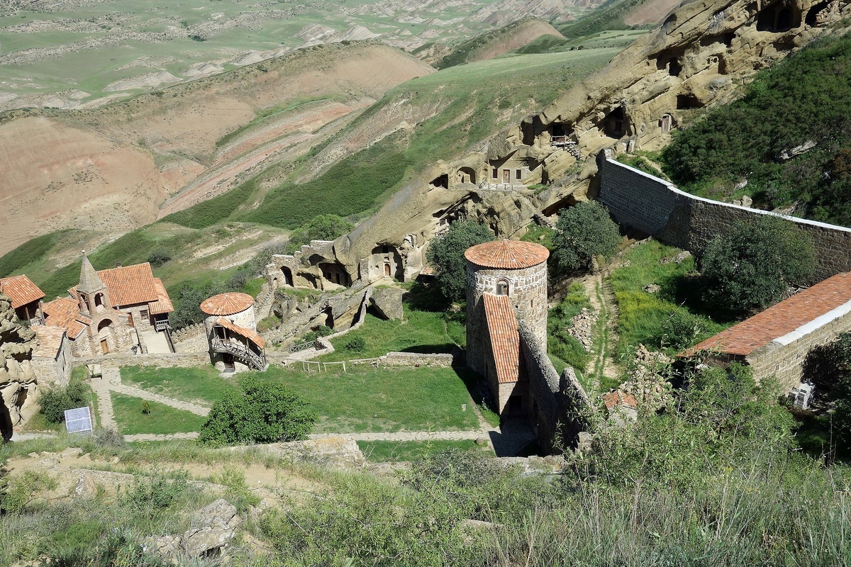 Скальный монастырь Давид-Гареджа - одно из самых красивых и труднодоступных мест, где я когда-либо побывала. Куда меня только не заносило, когда я ездила в Грузию в 2013-м!