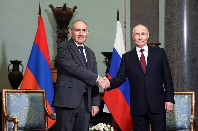 Пашинян поздравил Путина с Днем России