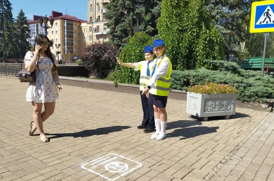    В Донецке стартовала необычная профилактическая акция, призванная напомнить жителям о важности соблюдения Правил дорожного движения. Фото: МВД по ДНР