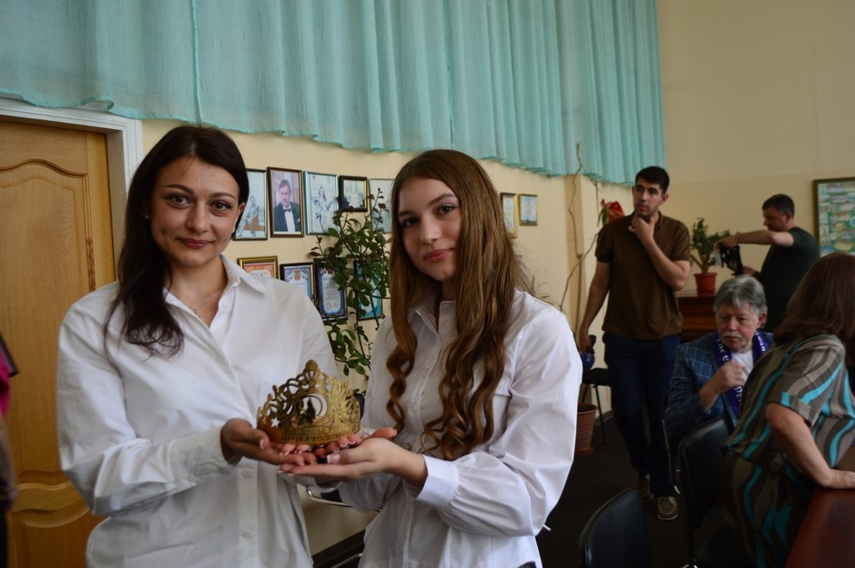    Воздушные гимнастки из Донецка Ольга и Арина Клюевы привезли с Международного фестиваля «Принцесса цирка» «Золотую корону» Роман ПОБЕРЕЖНЮК