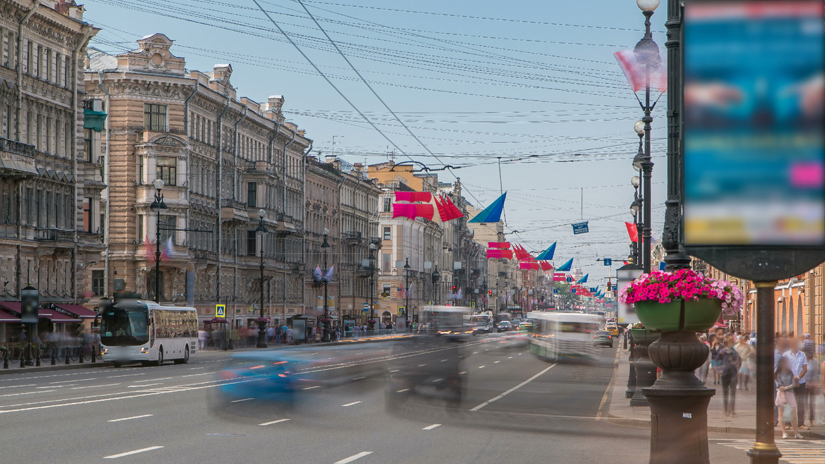 Оживленное движение на Невском проспекте.  Источник: Shutterstock, Kirill Neiezhmakov
