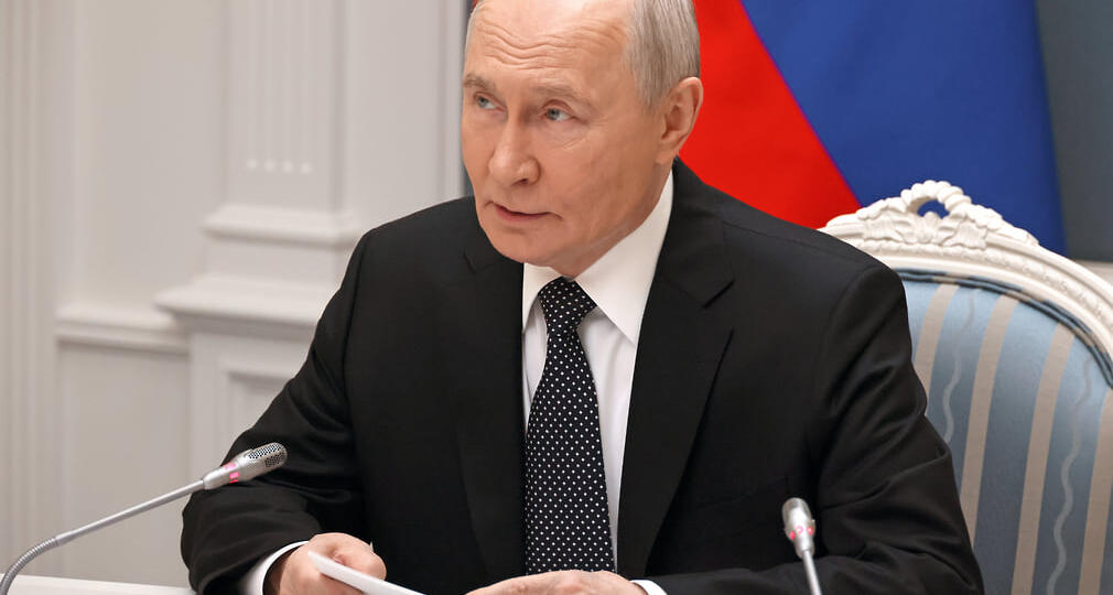 Путин в День России вручил в Кремле медали «Героев Труда» и госпремии
