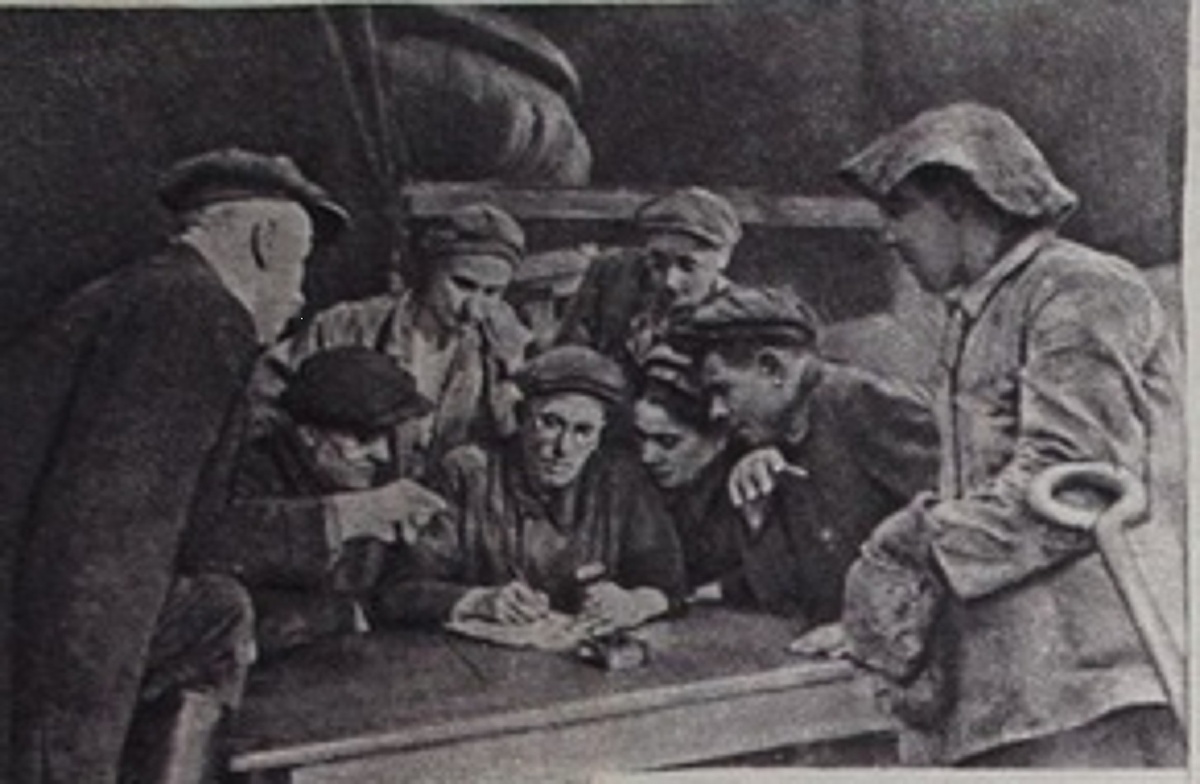 1944 г. Доменщики "КМЗ" в центре ст.мастер газового хозяйства А.Донков. Фото из журнала "Фронтовая илюстрация" за август 1944 г.