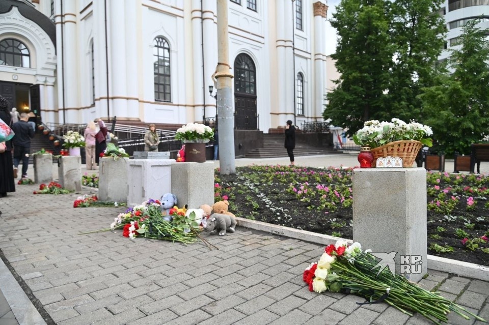    На месте трагедии сделали стихийный мемориал Ольга ЮШКОВА