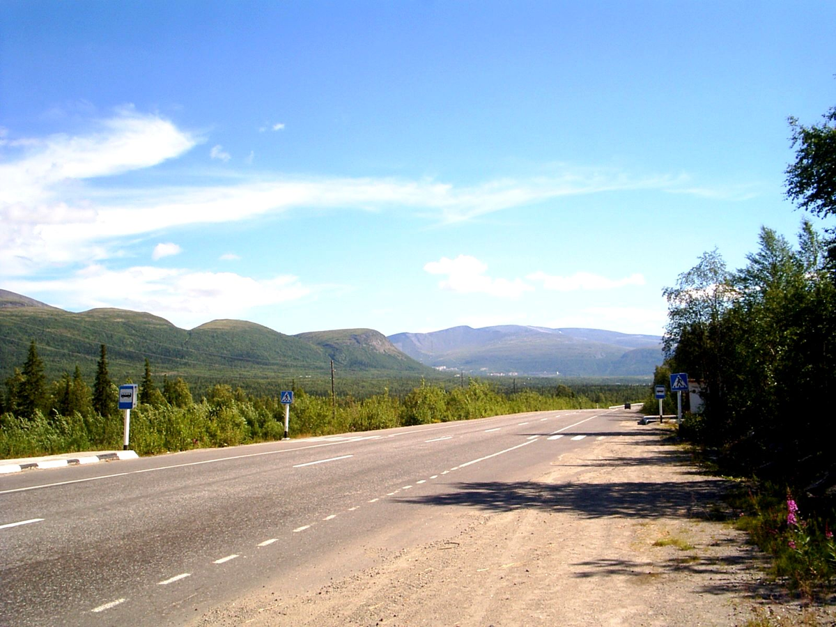 Преддверие Кировска, слева волнообразные горы, а вдали - Хибины.  Фото автора.