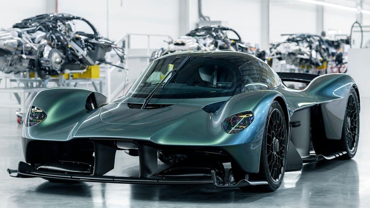 Aston Martin Valkyrie — один из самых экстремальных гиперкаров современности, созданный при участии инженеров команды Formula 1. Автомобиль максимально близок к болиду чемпионата мира, но при этом допущен к дорогам общего пользования.