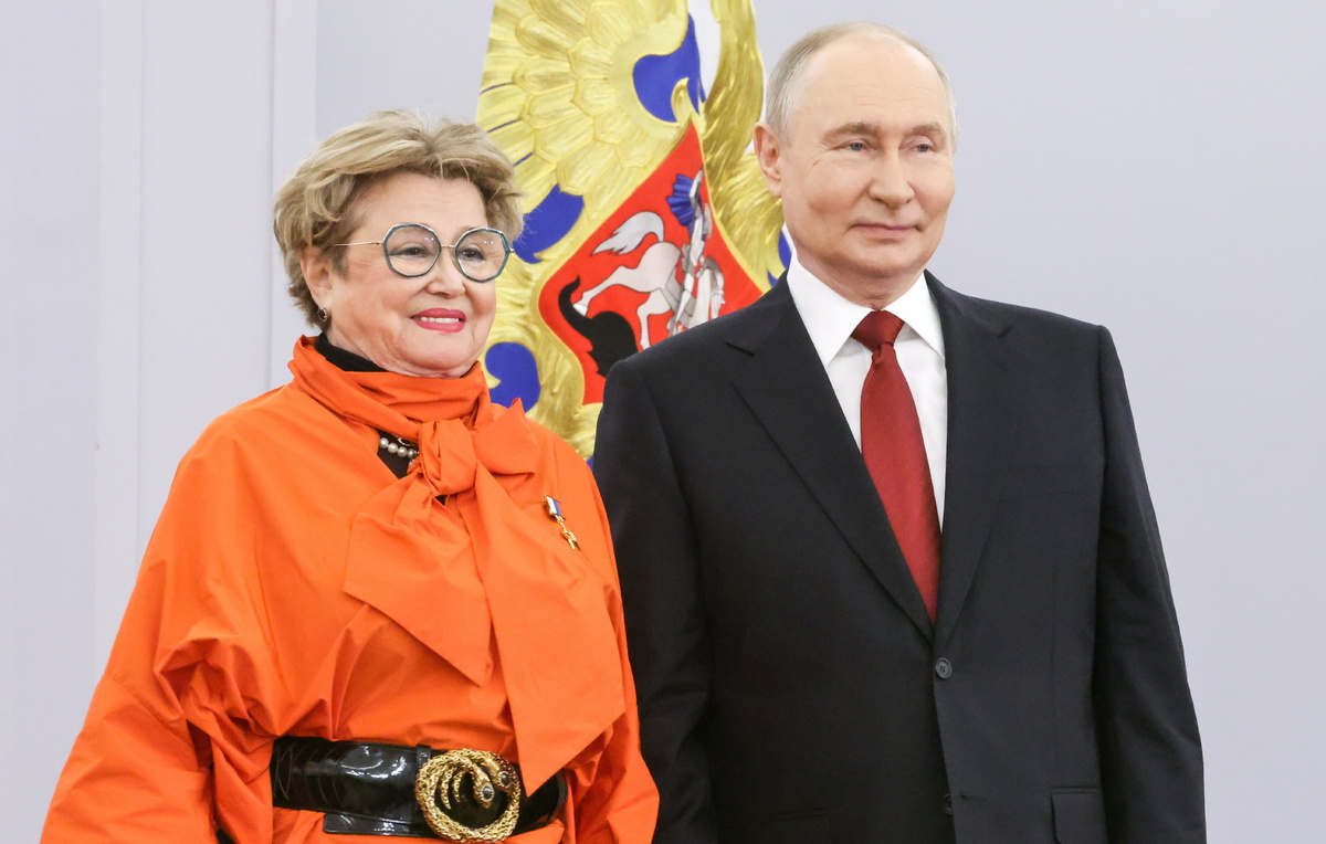    Марина Неёлова и президент РФ Владимир Путин  Сергей Карпухин/ТАСС