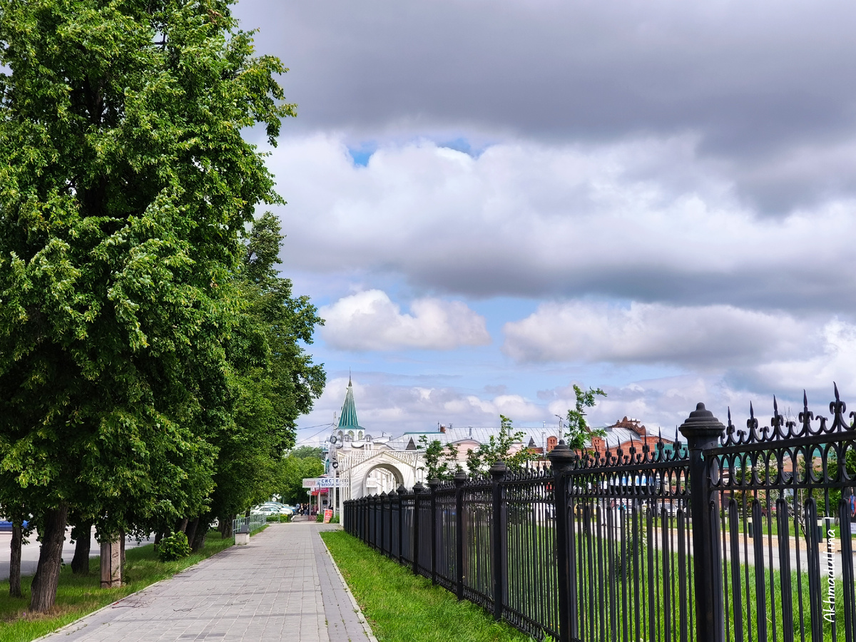 Фото другого дня. Идём с сыном мимо парка