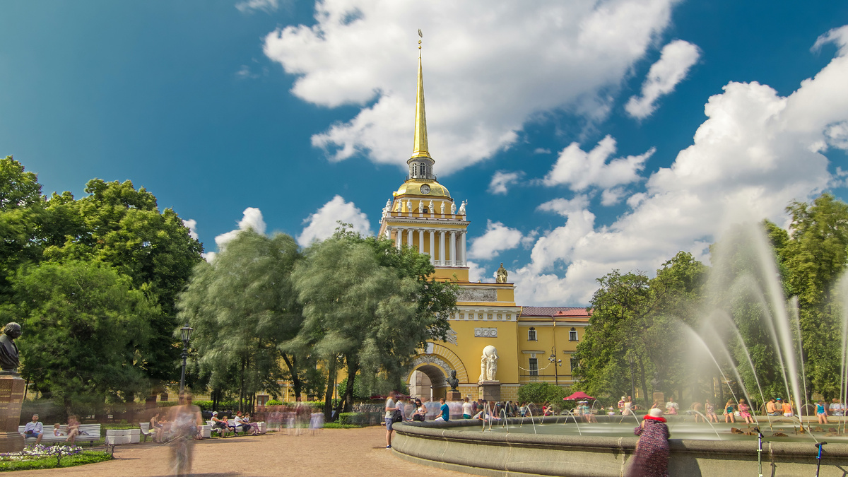 Здание Адмиралтейства и фонтан. Источник: Shutterstock, Kirill Neiezhmakov