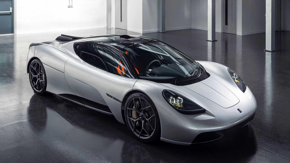 Gordon Murray T.50 — один из самых необычных суперкаров современности. Созданный легендарным инженером Гордоном Мюрреем, автомобиль делает ставку не на рекордную мощность, а на лёгкость, идеальную управляемость и чистые эмоции от вождения.