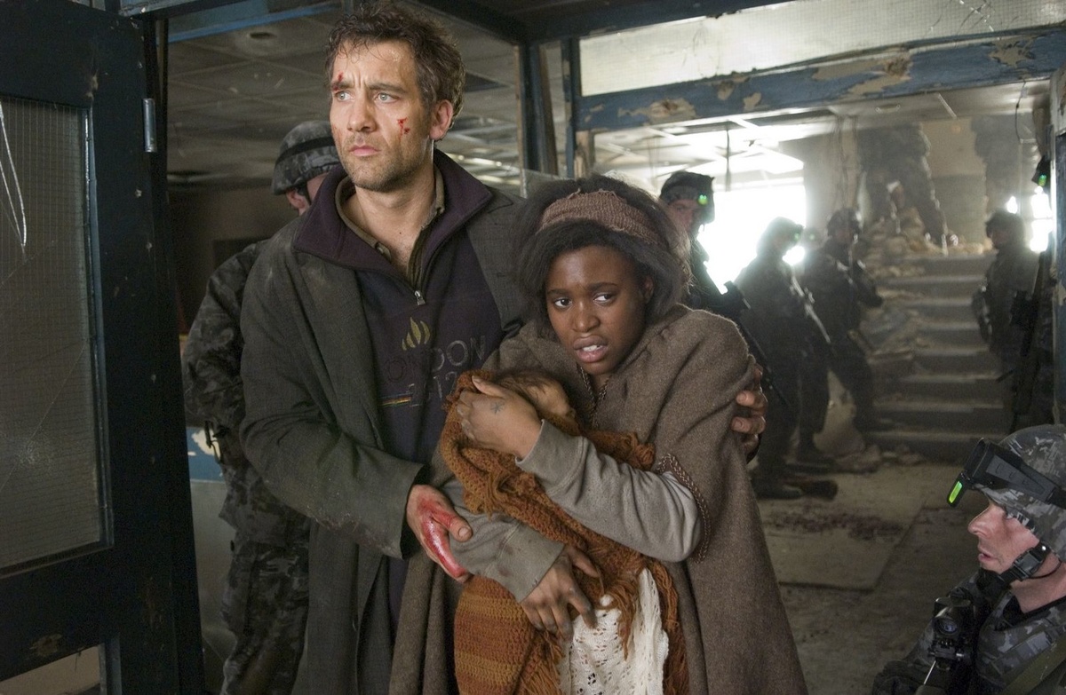 Кадр из фильма «Дитя человеческое» / «Children of Men» (реж. Альфонсо Куарон, 2006). Производство: Universal Pictures, Strike Entertainment, Hit & Run Productions. Дистрибуция: Universal Pictures.