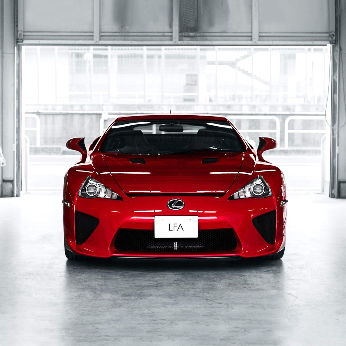 Lexus LFA — настоящий шедевр японского автопрома и один из самых культовых суперкаров XXI века. Разработанный практически с нуля, LFA стал демонстрацией инженерных возможностей Lexus и до сих пор считается одним из самых эмоциональных автомобилей в истории.