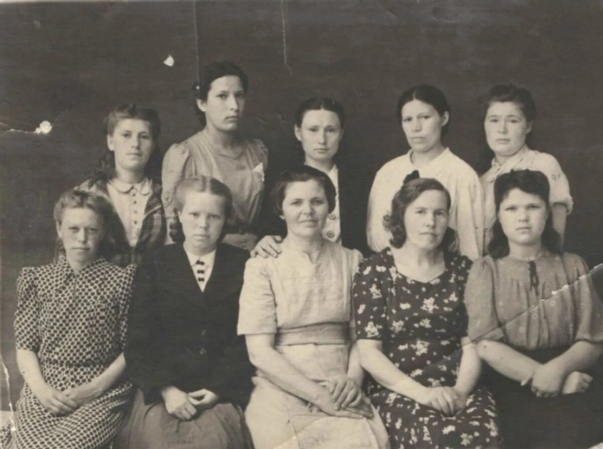 Коллектив швейной фабрики, г. Бирск, 1941 г.Фото:Сайт Республиканского музея боевой славы. Бирский район.