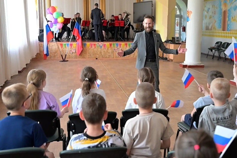    В Ждановской школе ДНР росгвардейцы провели концерт ко Дню России. Фото: Росгвардия