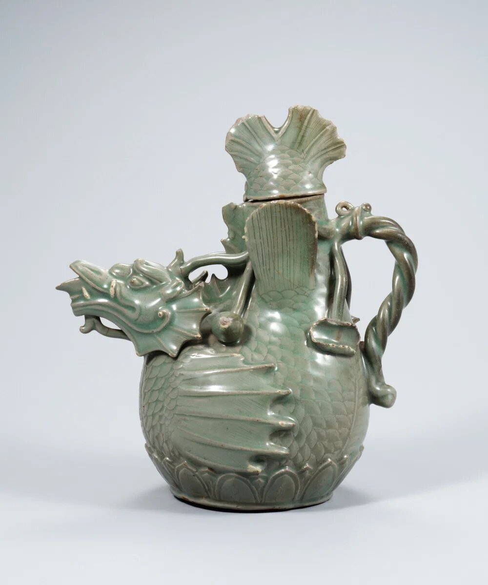 Кувшин из селадона в форме рыбы-дракона, династия Корё. Источник: https://www.worldhistory.org