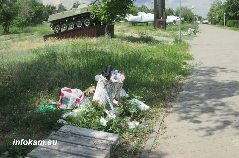    Контрасты парка Победы в Камышине: мусорки в одной части и прекрасный розарий - в другой