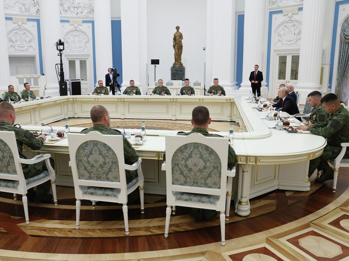    Президент России Владимир Путин проводит в Кремле встречу с участниками специальной военной операции | © РИА Новости / POOL